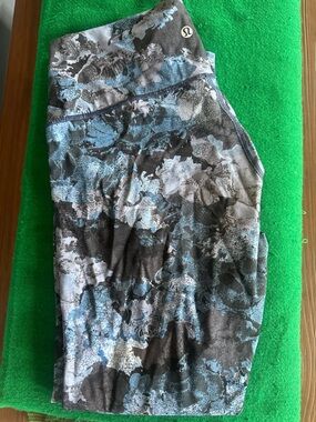 lululemon athletica Blue Gray Printed Leggings